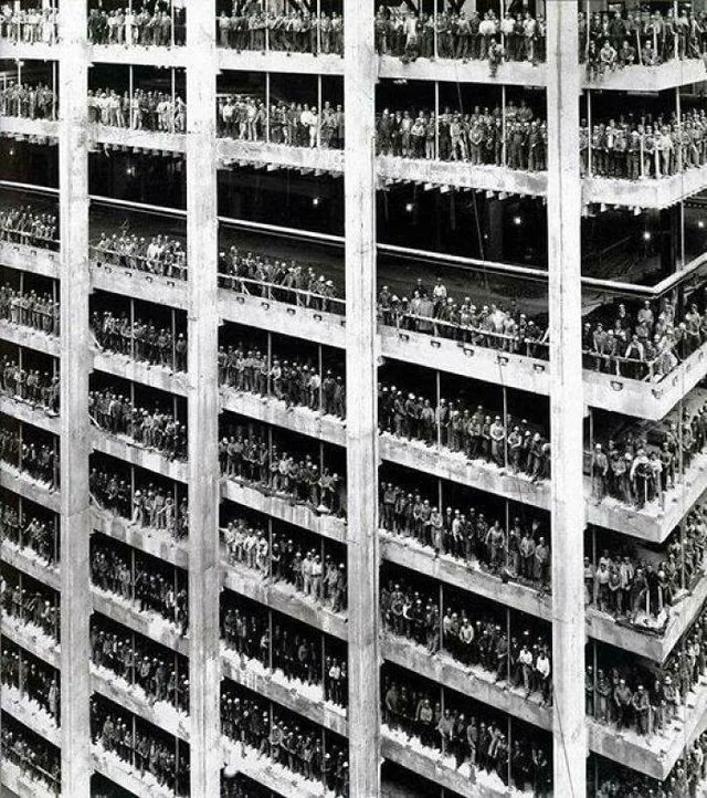 Portrait de groupe à New York en 1964 de l'équipe de 3000 ouvriers ayant construit le siège de la Chase Manhattant Bank